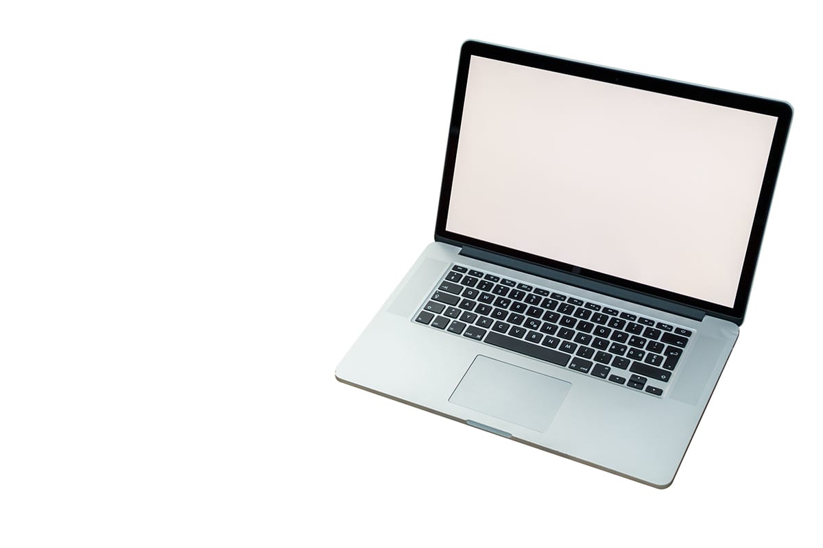 Offener Laptop freigestellt auf weißen Hintergrund | nach Freisteller service